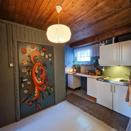 Cosy Ground Floor With Three Bedrooms Apartment *