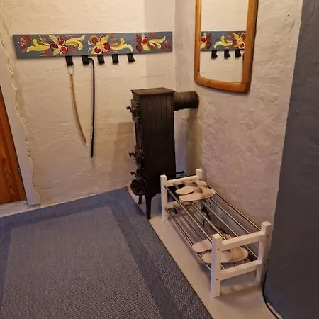 Cosy Ground Floor With Three Bedrooms Apartment *