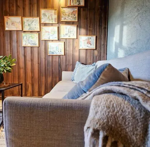 Cosy Ground Floor With Three Bedrooms *